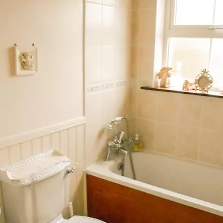 The Well Meadow نيناغ